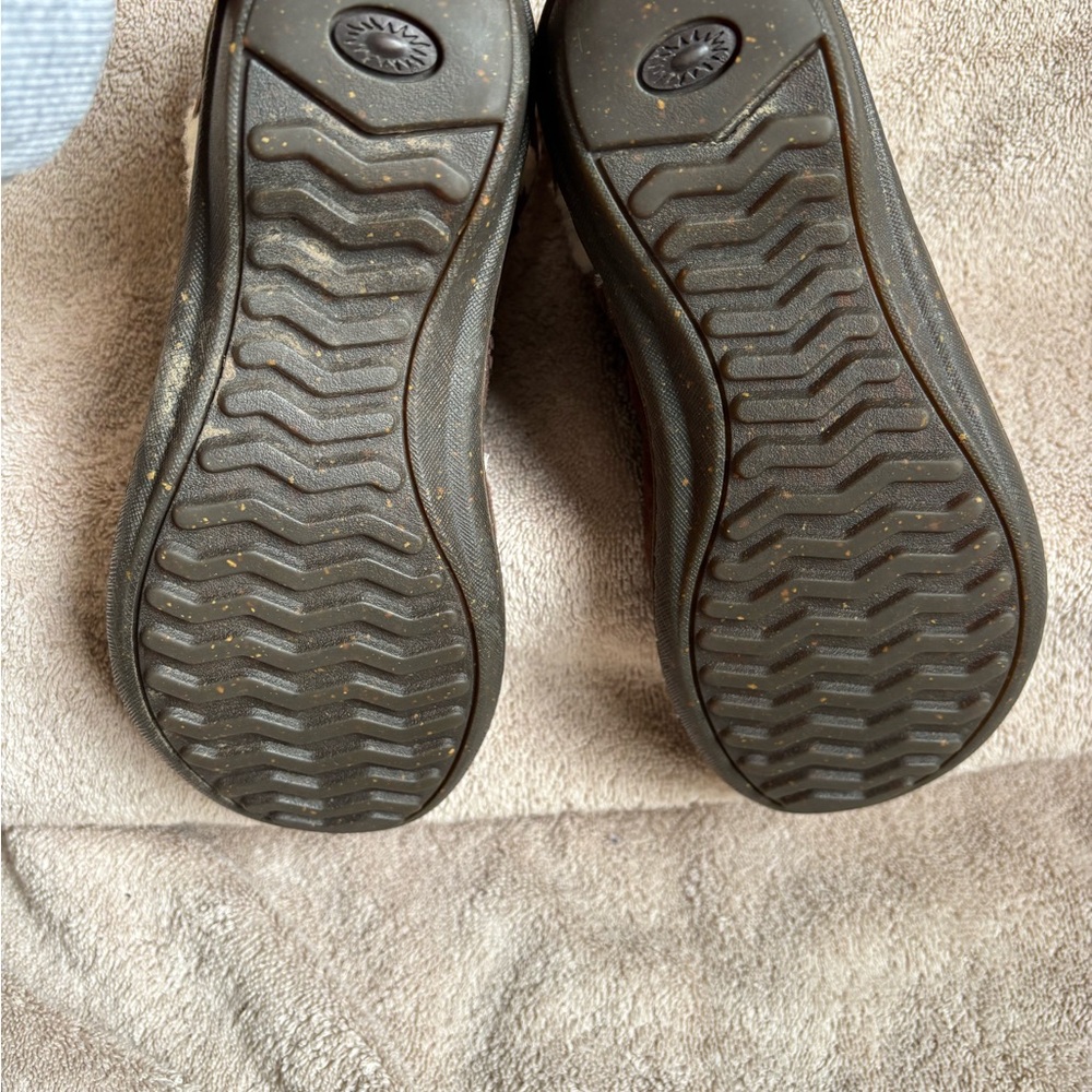 UGG “Cove” Brown Ankle Boots - Picture 5 of 9